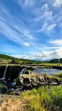 大分県豊後大野市緒方町にある原尻の滝は今から約9万年前に行われた阿蘇山の大噴火による火砕流が冷えて固まった岩盤（溶結凝灰岩）が、長い年月をかけて川の流れによって削られたことで形成されました