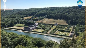 Surnommé 'petit Versailles', le somptueux château de Freÿr-sur-Meuse et ses trésors verts - RTBF Actus