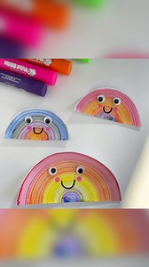 Rainbow sponge painting 🌈 We love a colourful painting craft in our house! And of course I made it cute with the googly eyes and a cute little smile! Sponge painting is one of the greatest ways you can explore paints with your children. We have made a range of sponge paint art over the years and they always turn out so great! The rainbow technique can be a little tricky for little ones so they may need you to give them a hand 😉 Go check out my stories to see my kiddos enjoying this rainbow art