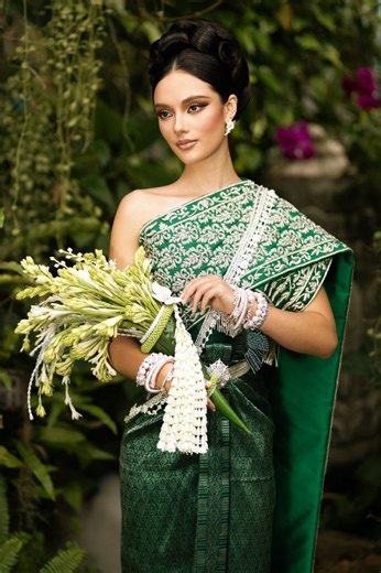 Cambodian Beauty reflected in traditional fashion 🇰🇭 . Outfit កោះកេរ្តិ៍ សម្អាងការ កោះកេរ្តិ៍សម្អាងការ-Koh Ker SomangKa Khos Ke Somangka-កោះកេរ្ត៍សំអាងការ Makeup @Mu Zu make up Hair @sopheak sak Dresser Theary Make Up Edited and filmed by Puzzle Miss Planet Cambodia Miss Planet International | Sydney Marith