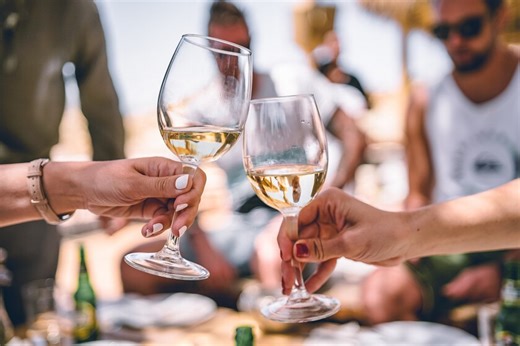La ciencia ya sabe cuánto tarda el hígado en recuperarse cada vez que bebes alcohol (y cómo limitar daños)