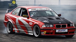 BMW M3 E36 takes on the drift challenge