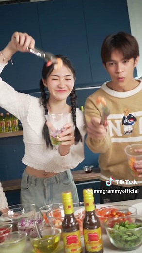 นิวคันทรี่ชวนมา Shake Shake กับน้ำปลาร้าแม่เหรียญ🏅 ทำยำในสไตล์ของทุกคนได้แล้ว แค่มีน้ำปลาร้าแม่เหรียญ 🐟 #เมนูติดเหรียญร้องได้อร่อยด้วย #น้ําปลาร้าเเม่เหรียญ #Plaramaerien #Thailand #Loei #ส้มตำ #ยำ #GMMMusic #GMMGrammy