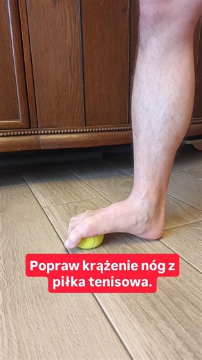 Popraw krążenie i wspieraj drenaż limfatyczny treningiem stopy z piłka tenisową. #zdrowie #shorts