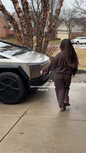 Beep beep… Cool mom coming through 😂 #momtok #momcar #tesla #cybertruck