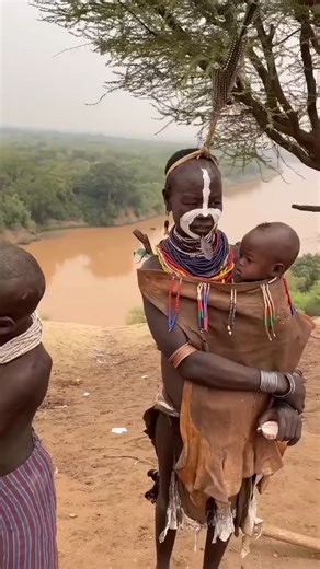 🌿🎨 The Karo Tribe of Omo Valley is renowned for their stunning body painting traditions. Using white chalk and ochre, they create intricate designs that celebrate their cultural heritage and identity. These vibrant patterns showcase the beauty and artistry of the Karo people. 🌍✨ Omo Valley 🎥 @cocogreenzgyal Follow @africanvibes to learn more about African culture. • Use #africanvibes to get featured⁠ #exploreafrica #travelafrica #visitrwanda #travelgram #tanzania #thisisafrica #visitafrica #