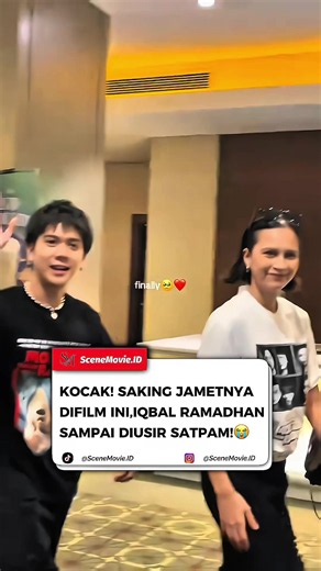 IQBAAL RAMADHAN LAGI SYUTING FILM TAPI MALAH DIUSIR SATPAM, CUMA GARA-GARA PENAMPILANNYA BERUBAH TOTAL! 😱 Siapa sangka, transformasi Iqbaal Ramadhan untuk memerankan karakter di film Operasi Pesta Copet sampai bikin banyak orang pangling. Penampilannya dibuat sangat sederhana, lusuh, dan benar-benar menyatu dengan suasana lokasi syuting, sehingga muncul cerita bahwa ia sempat tidak dikenali oleh petugas keamanan saat proses syuting berlangsung. Banyak netizen pun dibuat penasaran dengan totalit