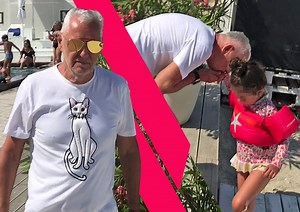 Manieratul ”fiu secret” al lui Ion Iliescu i-a pupat mâna la plajă unei puștoaice!