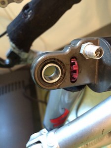 Bushing vervangen op 2003 Fox Floar R w/Brain (op...