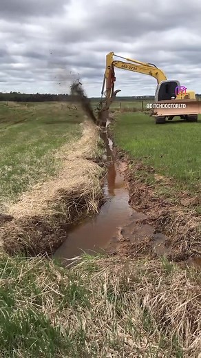 The Ditch Doctor method avoids destroying vegetation on the ditch slope, which helps prevent erosion. The ditch-side vegetation generally grows back within two to three weeks, and if you’re using it on agricultural land, it puts the nutrients and things that are usually being stripped away by digging out the ditch and hauling it away. 🌾 It’s more environmentally friendly because you’re not creating as heavy a carbon footprint as the bucket method. 🌎⠀⠀⠀⠀⠀ . . . #ditching #excavating #excavator
