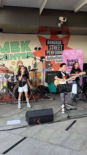 ร้องเพลงเพราะ❤️🫶🏻 Sussy Baka Band #เด็กเล่นดนตรี #BangkokStreetPerformer #mbk #sussybakaband | Jack Phayathai29
