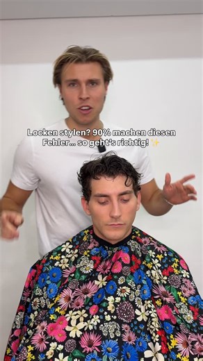 Elias Went | Hairstylist | Köln on Instagram: "Viele von euch haben sich Styling Tutorials gewünscht also hier kommt der erste Teil! ✨ Ich zeige euch heute, wie ihr einen Slick Back mit Locken hinbekommt, der definiert bleibt, Struktur hat und trotzdem natürlich aussieht. Warum dieser Look so gut funktioniert: Weil du Definition + Halt kombinierst, ohne deine Locken zu beschweren. Genau so style ich es auch immer und es funktioniert bei fast jeder Lockenstruktur. So machst du’s Schritt für Schri