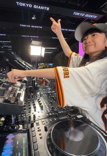 今回のオープニングDJでは、色々な国の人気アーティストの楽曲もたくさんプレイしてみたよー😆✨ この曲もノリノリになれて好きな曲だよー！ I played a lot of tracks from popular artists around the world during this opening DJ set 😆✨ This is one of my favorite songs too—it really gets you moving!