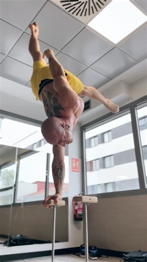 DESKO AMAT | Handstand!!!! Wearing @yogacrow shorts Cannes by @gorletic #energy #handstands #calisthenics #control | Instagram