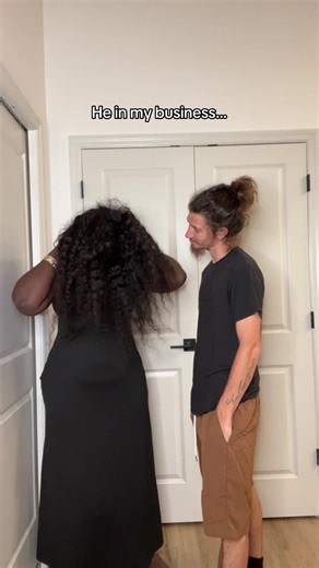 Ladies Wig Falls Off During Interview — Hilarious On-Camera Moment