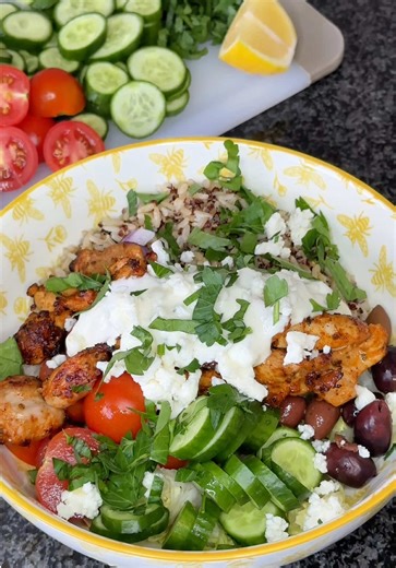 GREEK INSPIRED CHICKEN BOWLS 🥗 If you’re a busy mum or someone who is cooking for multiple people, you need to give this chicken recipe a try. These Greek-inspired chicken bowls are simple to prep, make for a great meal prep option, and will be loved by the whole family. Because each meal is served individually, it makes it easier for you to track and therefore, stay aligned with your goals. Makes 4 Serves Chicken Marinade: * 600g chicken thighs * 100g low-fat Chobani Greek yogurt * 20ml olive 