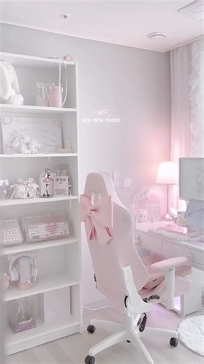 hika on Instagram: "𓊆 † 𓊇 ♡⸝⸝ it feels like it’s been a while since i last pos ted a room tour reel ⊹ﾟ this space is where i keep my desk and collection, filled with all the things i love ഒ ‧₊ there was another area i wanted to show, but i wasn’t happy with how the video turned out… such a shame ›̥̥̥ ༝ ‹̥̥̥ i’ll upload it to my feed soon instead .ᐟ let me know which corner you liked the most ᴗ͈ . ᴗ͈ ♡˚. †། ͝ ݁ ︶♱︶ ݁ ͝ །† for pc build & item details, check the link in bio 𓉸ྀི 𝔠𝔬𝔩𝔩𝔞𝔟 DM �