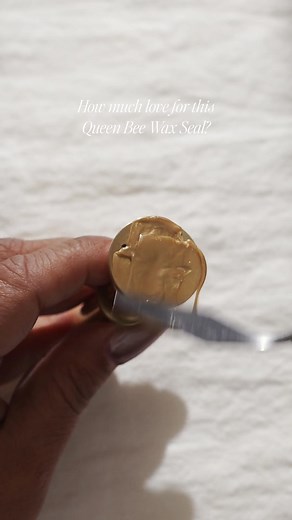 Pure royal elegance 👑 We layered our Queen Bee Wax Stamp (designed by Ciarra Claire) using Prosecco for luxe gold details then stamped into an Antique Pearl base. This classic two-tone combo creates a stunning wax seal worthy of your most regal celebrations. | Artisaire