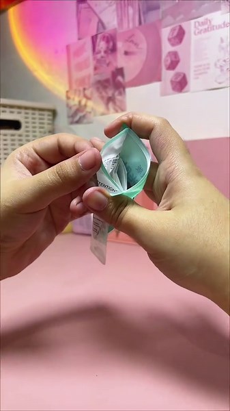 Kahit anong galaw mo, stay lang sila on place and hindi siya dudulas. Skin friendly pa ‘toh so kahit mainit or pawisin ka chill lang siya sa balat mo #clotheshacks #tapeforclothes #adhesivetape #doublesidedtapeforclothes #antisliptape