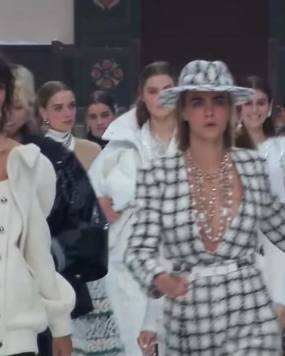 models crying during the Chanel fw19 finale / #catwalk #chanel #caradelevingne