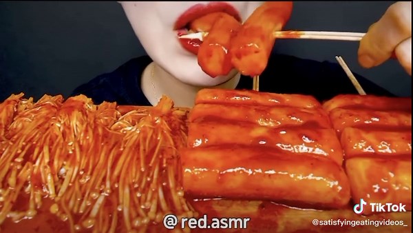 TW:(chewing/smacking, eating sounds) If you see this video please leave a like✨! #asmr #koreaneats #enokimushroom #ricecakes #redasmr #foryoupage