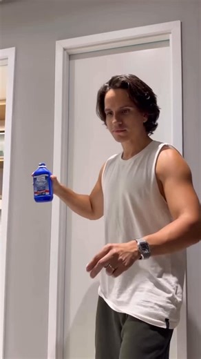 Francisco Caldas | Mestre em Jejum e Oração on Instagram: "Escreve “protocolo” nos comentários e bora fazer jejum! Você passa desodorante com alumínio pra não feder. Alumínio entope glândula, bloqueia suor (que é DETOX natural), acumula no corpo, link com Alzheimer. Basicamente: veneno com cheirinho de lavanda. Eu troquei por leite de magnésia. R$ 8 na farmácia. Passa igual desodorante. Neutraliza bactéria (que causa cheiro), deixa pele respirar, zero químico, zero alumínio. Funciona o dia INTEI