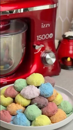 Ξέχνα τα συνηθισμένα! 🎄 Οι πιο χρωματιστοί κουραμπιέδες των γιορτών μόλις έφτασαν!