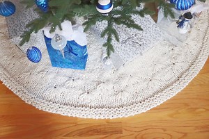 SNOWBELL HOLIDAY TREE SKIRT - FREE PATTERN — Knitatude