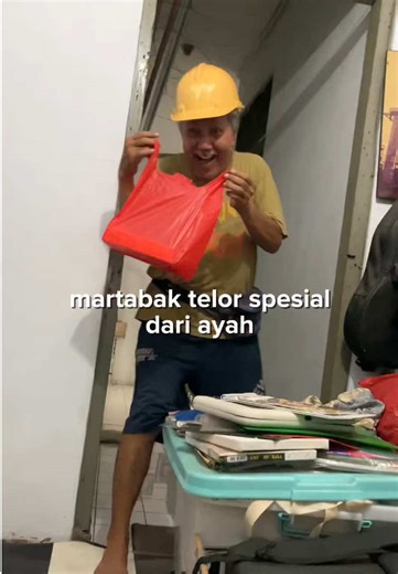 Momen Kebersamaan: Dapat Oleh-Oleh dari Ayah