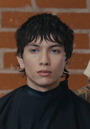 Spray powder on wet hair: The targeted volume technique. WATCH WHAT HAPPENS: Applying spray powder to wet hair, directly into the roots. Only in places where you want to see lift. THE TECHNIQUE: Most people apply texture powder to dry hair. But applying spray powder to wet hair at the roots creates instant, targeted volume. How it works: - Spray directly into root area (wet hair) - Only where you want lift (not all over) - Targeted volume creation (specific areas) - Product activates as hair dri