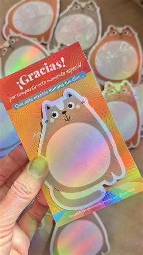 Souvenirs personalizados para Juana que ama los gatitos y los arcoíris 🌈 Un detalle diferente que todos se quieren llevar de recuerdo! Se pegan en la ventana y cuando reciben el sol directo generan arcoíris en el espacio! #suncatcher #souvenir #personalizado #cumpleañosfeliz