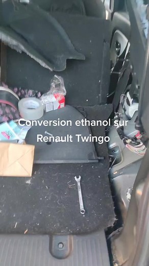 Reprogrammation Moteur pour un passage en FlexFuel sur cette petite Twingo 3 version 1.0L sce 73ch Ici j'ai donc extrait le calculateur moteur qui était bien caché d'ailleurs pour effectuer une lecture puis écriture en bench . Désormais cette petite Twingo 3 peut aussi bien rouler au Sp95/98 comme a l'éthanol peut importe la portion. Encore des économies de faites pour cette cliente. #reproperf #twingo3 #sce #bioethanol #flexfuel