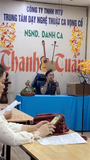 NSND Thanh Tuấn chỉ cho học trò Thanh Thanh Tuấn chẻ nhịp trong bài ca cổ nổi tiếng Nhớ Nha Trang