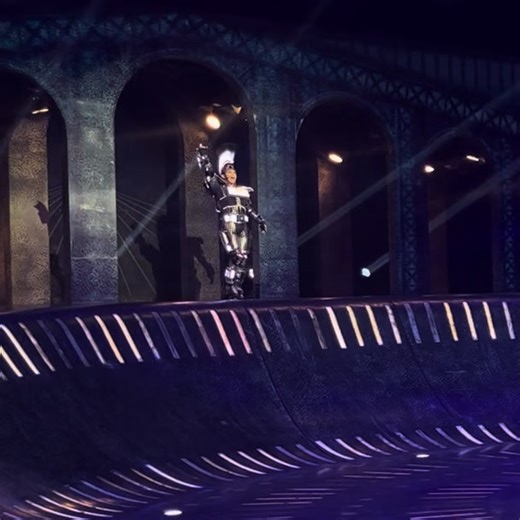 Mikey Eborall Performs Iconic Semmeprins Riff at Starlight