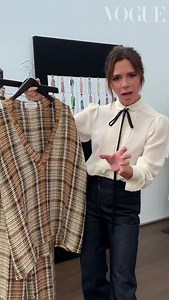 En exclu pour Vogue, Victoria Beckham herself décrypte sa collection printemps-été 2021 depuis Londres. Vous aimez ? https://bit.ly/2FLViVq | Vogue France