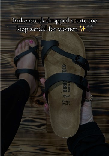 Birkenstock toe loop sandals with a comfortable footbed 🖤✨