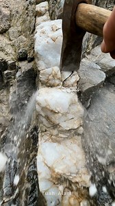 723K views · 9.8K reactions | ASMR Satisfying Gold Vein Revealed in Quartz ✨直 ASMR satisfying visualization of natural quartz rock, where a hidden gold vein is gradually revealed. Focused on calming natural stone sounds, detailed textures, and the geological formation of gold inside quartz. Created for relaxation, education, and mineral appreciation purposes only. #asmr #satisfying #gold #quartz #goldvein #naturalgold #geology #mineral #relaxing #educational | Tuah Alam | Facebook