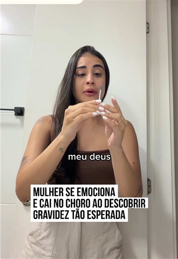 😭✨ Lannah Carvalho levou um verdadeiro susto ao descobrir que estava #grávida apenas um mês após o #casamento. Achando que a espera seria longa, ela foi surpreendida pelos famosos “dois tracinhos” no teste e não conseguiu conter a #emoção. No vídeo, a reação é intensa e espontânea: Lannah anda de um lado para o outro no banheiro, repete “Meu Deus” várias vezes, chora e até decide fazer um segundo teste para confirmar o resultado. O momento mistura choque, felicidade e incredulidade. #tiktoknotí
