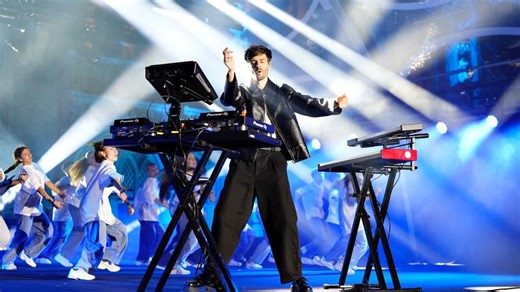 Alex Germys enflamme la Grand-Place avec un medley 100% belge - RTBF Actus