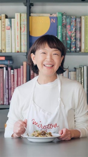 コトラボ 阿佐ヶ谷駅徒歩1分 on Instagram: "【Zoomライブ講座】予約の取れない料理教室が再び! 小堀紀代美さんのライクライクキッチン☆小堀家の中華料理編 ■開催日時 2025年8月12日(火)18:00〜20:30 予約が取れない伝説の料理教室「ライクライクキッチン」を主宰する小堀紀代美さんが登場。今回は、和食との相性も抜群で毎日の献立にも取り入れやすい小堀式家庭の中華料理を伝授していただきます！ リアル講座は満席ですが、予約とれなかったけど参加したい！遠方で阿佐ヶ谷には行けないけど参加したい！というかたにぜひ🎵 当日コトラボ阿佐ヶ谷で行われる講座を、リアルタイムで同時配信しますので、全国どこからでもZoomでご受講できます。また、お手元にレシピと資料をお送りします。また、同日参加が難しい方も、10日間のアーカイブ動画が視聴できますので、ぜひ、気軽にご参加ください。 締め切りは8月9日(土)17:00となります。 オンライン講座の詳細、ご予約は下記URL ホームページからご覧いただけます。 @cotolab_orangepage www.coto-lab.c