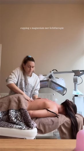 The ultimate body reset ✨ Eerst losmaken met massage en cupping, daarna de spieren opladen met magnesiumgel onder de collageenlamp. Een moment voor jezelf dat voelt als reset.🤍 #huidverbetering #cuppingmassage #magnesiumgel #collageenlamp #spierherstel #ontspanningmomentje #prettyfaceskin #skintreatment #bodytreatment #glowingskin #selfcaremoment #huidexpert #beautysalon #schoonheidssalon #momentvoorjezelf #prettyface | Beautysalon Pretty Face
