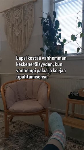 Usein luulemme, että lapset tarvitsevat meiltä täydellisyyttä. Ei. Mutta he tarvitsevat vanhemman, joka on totta ja kantaa siitä vastuun. Lapsi ei ime itseensä sitä, mitä aikuinen yrittää olla ja, mitä hän haluaisi kyetä olemaan lapselleen. Hän imee sen, mitä aikuinen on ja jättää kertomatta/tekemättä. Hän lukee äänenpainot, katseet, hiljaiset huokaukset, poissaolot jne. Sen, miten aikuinen puhuu toisille, miten riitelee ja miten rauhoittuu. Ilmapiiriä ja tunnelmaa - sävyjä pinnan alla. Vanhemma