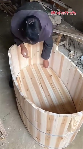 Making wooden bathtubs: Blends natural beauty with comfort and functionality #mixcraft