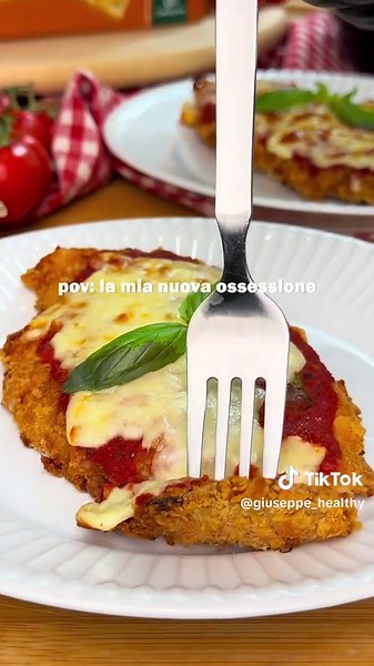 🍟 COTOLETTE ALLA PIZZAIOLA IN FRIGGITRICE AD ARIA 😋 pronte in 20 minuti! E se ti dicessi che puoi mangiare queste cotolette di pollo golosissime anche tutti i giorni?! 🤩 con queste sì, che metterai d’accordo tutti; dai più grandi ai più piccoli! Io per prepararle ho utilizzato i nuovi cracker di farro semintegrale, senza lievito, di Céréal; per un tocco extra croccante 🤤 In poche mosse il pranzo o la cena sono serviti in tavola 🤤 E tu, lo conoscevi questo metodo alternativo per la panatura?