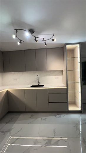 Hello people ✌🏻 Completed project in Aveley near Dartford ! - modern handless kitchen - Neff appliances - Quooker 4 in 1 Flex Chrome tap - 20mm Quartz full clad book matched on the walls ! Come to us with your project 😉 #ngukkitchens #proaspectjoinery #appliances #bespokewardrobes #bespokekitchens