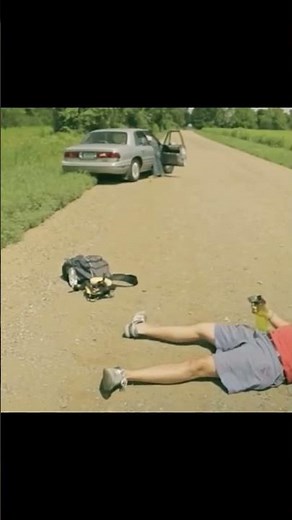 Sans nourriture ni boisson, deux amis vivent dans une voiture pendant une longue période #film