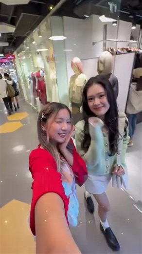 This photobooth in Hong Kong has finally changed its theme 😍🎄✨🧸🪵 come with your friends and check it out now! Thanks @badafilm_official for inviting me to this pretty photo booth 💙 and @yr2yr for joining me🫶🏻 📍BADA film Shop 112, 1/F, New Town Mall, Mong Kok @badafilm_official #hongkongtravel #photobooth