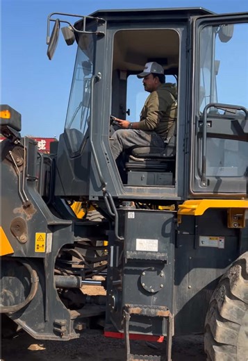 Test Drive the Liugong Loader in My Yard