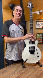 Guitarra Kramer Assault 220 AWH, estilo LP, captação HH em Alnico V com coil-split, ponte Floyd Rose, corpo e braço em Mogno. No incrível acabamento Alpine White. Este clássico de cutaway simples da Kramer é uma homenagem ao estilo histórico da Les Paul, porém com uma significativa redução de peso. Com corpo e braço em Mogno, essa guitarra ainda oferece o diferencial da ponte Floyd Rose® com trava no nut. Apresentando dois Humbuckers de Alnico V com coil-splitting. Esse e outros modelos você ach