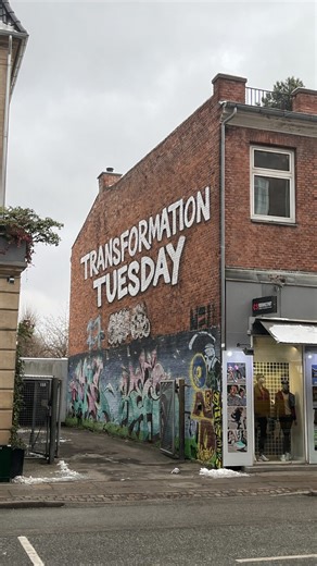 Carl | Fitness & Lifestyle on Instagram: "Gode ting tager tid. Specielt naturlig udvikling inden for styrketræning/hobby-building. Det kræver disciplin, hård træning, god kost og masser søvn. Hvis jeg skulle give 3 råd videre fra min læring gennem de her år. Så er det: Less is More: Ligeså snart du forstår hvordan du træner hårdt nok. Så er det ikke nødvendigt med 7 øvelser til samme muskelgruppe til hver træning. Jeg begyndte på upper/lower split 4 gange ugen omkring 2020 og det var klart der f